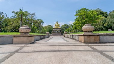 Colombo, Sri Lanka - 20 Ocak 2025: Viharamahadevi Parkı 'ndaki Buda heykelinin huzurlu manzarası, şehrin kalbinde kültürel mirası sembolize eden yeşil bir alan