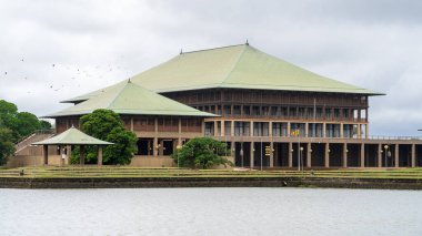 Colombo, Sri Lanka 20 Ocak 2025: Sri Lanka Parlamentosu 'nun görkemli bir görüşü, yasama organını barındıran ve ülkenin siyasi ve demokratik mirasının bir simgesi olarak duran ikonik bir mimari yapı.