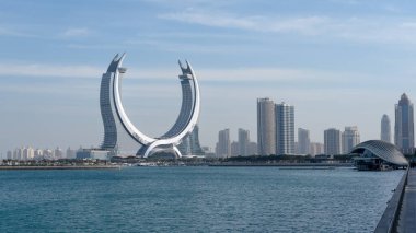 Doha, Katar-18 Ocak 2025: Arka planda kışın harikalar diyarı ve hilal kulesi olan yeni geliştirilmiş lusail şehri..