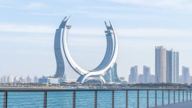 Doha, Katar-18 Ocak 2025: Arka planda kışın harikalar diyarı ve hilal kulesi olan yeni geliştirilmiş lusail şehri..