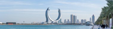 Doha, Katar-18 Ocak 2025: Arka planda kışın harikalar diyarı ve hilal kulesi olan yeni geliştirilmiş lusail şehri..