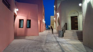 Doha, Katar-18 Ocak 2025: Katar 'daki MENA Bölgesi' nin canlı bir görüntüsü, modern mimari ve kentsel yaşamı gözler önüne seriyor. İlçe, çağdaş tasarımları ve kültürel birleşimiyle tanınır..