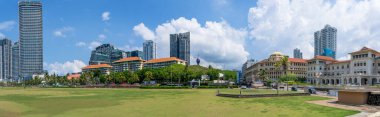 Colombo, Sri Lanka-Ocak 18, 2025: Modern yerleşim kuleleri şehrin üzerinde yükseliyor ve çağdaş tasarımı kentsel yaşamla harmanlıyor. Bu gökdelenler Sri Lanka 'nın büyüyen altyapı ve gayrimenkul gelişimini vurguluyor.