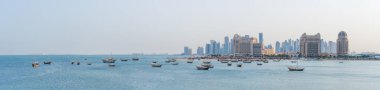 Doha, Katar-January18, 2025: Katar 'da her yıl düzenlenen Dhow Festivali' nde Katar 'ın deniz mirası ve kültürünü kutlamak amacıyla çok sayıda geleneksel deniz manzarası.