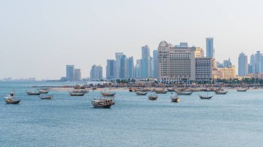 Doha, Katar-January18, 2025: Katar 'da her yıl düzenlenen Dhow Festivali' nde Katar 'ın deniz mirası ve kültürünü kutlamak amacıyla çok sayıda geleneksel deniz manzarası.