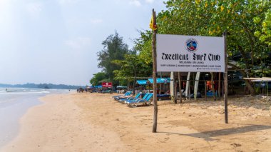 Weligama, Sri Lanka-18 Ocak 2025: Sri Lanka 'da ünlü bir sörf merkezi olan Weligama Sahili' nde sörfçülük yapan sörfçü, hem yeni başlayanlar hem de deneyimli sörfçüler için mükemmel koşullar sunuyor..