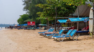 Weligama, Sri Lanka-18 Ocak 2025: Sri Lanka 'da ünlü bir sörf merkezi olan Weligama Sahili' nde sörfçülük yapan sörfçü, hem yeni başlayanlar hem de deneyimli sörfçüler için mükemmel koşullar sunuyor..