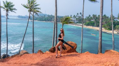 Mirissa, Sri Lanka-Ocak 18, 2025: Bir turist, Mirissa 'nın panoramik manzarası ve yemyeşil ortamın ortasındaki barışçıl ortamı ile tanınan Cocommut Tree Hill' den manzaraya hayran..