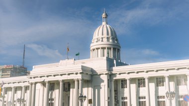 Colombo, Sri Lanka - 20 Ocak 2025: İkonik Colombo Belediye Binası, kentin zengin tarihi ve mimari mirasını gözler önüne sererek kentin telaş ve telaşıyla çevrelenmiş olarak dimdik ayakta duruyor..