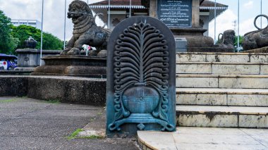 Colombo, Sri Lanka 18 Ocak 2025: Independence Meydanı 'ndaki görkemli aslan heykeli, cesaret ve gurur sembolü, bereketli bahçelerle çevrili tarihi anıtın bir parçası olarak öne çıkıyor..