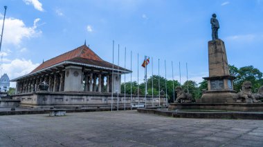 Colombo, Sri Lanka 18 Ocak 2025: Sri Lanka özgürlüğünün bir sembolü olan tarihi Bağımsızlık Meydanı, kültürel ve mimari mirası yansıtan yemyeşil ve görkemli bir pavyona sahiptir..