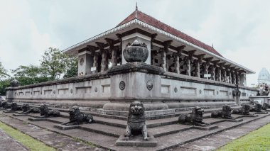 Colombo, Sri Lanka 18 Ocak 2025: Sri Lanka özgürlüğünün bir sembolü olan tarihi Bağımsızlık Meydanı, kültürel ve mimari mirası yansıtan yemyeşil ve görkemli bir pavyona sahiptir..