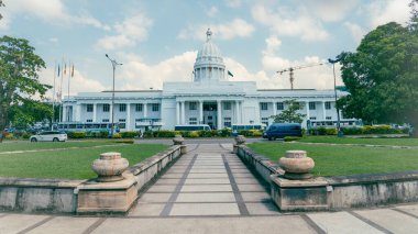 Colombo, Sri Lanka - 20 Ocak 2025: İkonik Colombo Belediye Binası, kentin zengin tarihi ve mimari mirasını gözler önüne sererek kentin telaş ve telaşıyla çevrelenmiş olarak dimdik ayakta duruyor..