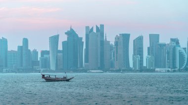 Doha, Katar - 18 Ocak 2025: Katar 'da çarpıcı bir Katara plaj manzarası geleneksel Dhow Festivali sırasında Katar' ın deniz mirası ve kültürünü kutlamak için ön planda sayısız geleneksel deniz manzarası.