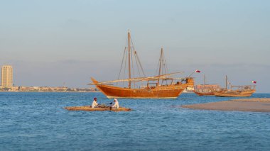 Doha, Katar - 18 Ocak 2025: Katar 'da çarpıcı bir Katara plaj manzarası geleneksel Dhow Festivali sırasında Katar' ın deniz mirası ve kültürünü kutlamak için ön planda sayısız geleneksel deniz manzarası.