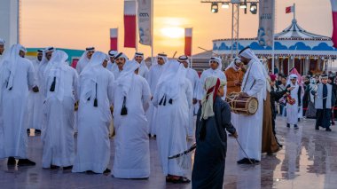 Darb Al Saai, Doha, Katar - 12 Aralık 2024: yerel halk ve Katar Ulusal Günü kutlamalarına katılan gurbetçiler