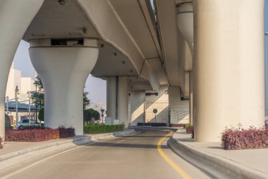 Doha, Katar - 24 Şubat 2025: Sabah El Ahmed Koridorunun modern otoyol manzarası