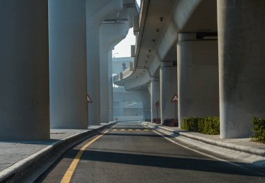 Doha, Katar - 24 Şubat 2025: Sabah El Ahmed Koridorunun modern otoyol manzarası
