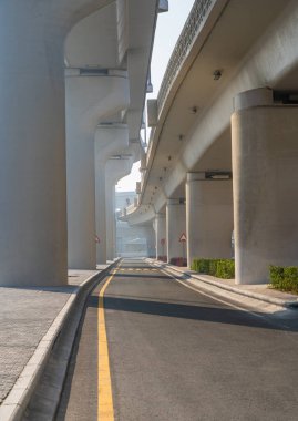 Doha, Katar - 24 Şubat 2025: Sabah El Ahmed Koridorunun modern otoyol manzarası