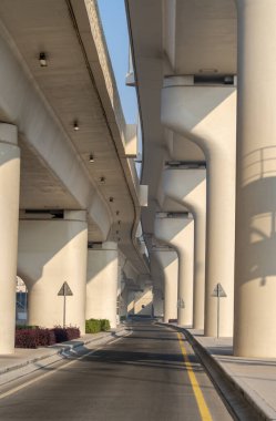 Doha, Katar - 24 Şubat 2025: Sabah El Ahmed Koridorunun modern otoyol manzarası