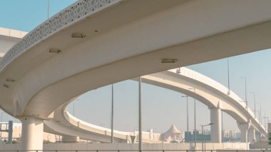 Doha, Katar - 24 Şubat 2025: Sabah El Ahmed Koridorunun modern otoyol manzarası
