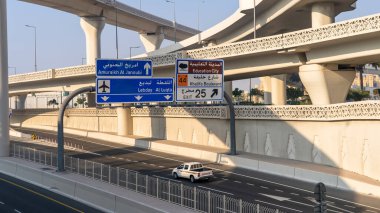 Doha, Katar - 24 Şubat 2025: Sabah El Ahmed Koridorunun modern otoyol manzarası