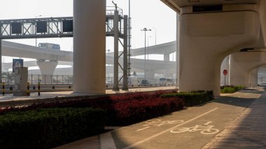 Doha, Katar - 24 Şubat 2025: Sabah El Ahmed Koridorunun modern otoyol manzarası