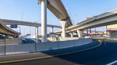 Doha, Katar - 24 Şubat 2025: Sabah El Ahmed Koridorunun modern otoyol manzarası