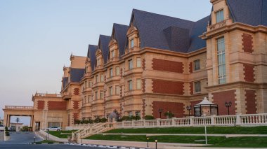 Doha, Katar 16 Ocak 2025: El Aziziyah Butik Oteli 'nin dış görünüşü, zarif mimarisi, geleneksel tasarımı ve Doha' nın kalbindeki lüks ambiyansı sergilenmektedir..