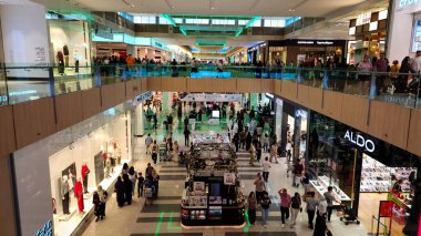 Doha, Katar - 23 Ocak 2025: Yoğun Doha Festivali Alışveriş Merkezi