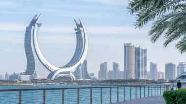 Doha, Katar-18 Ocak 2025: Arka planda kışın harikalar diyarı ve hilal kulesi olan yeni geliştirilmiş lusail şehri..