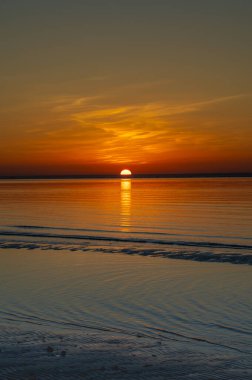 Doha, Katar - 11 Mart 2023: Sealine 'de güzel kum desenli gün batımı gelgit nedeniyle ortaya çıktı.