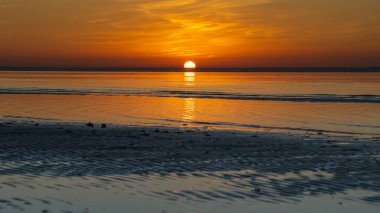 Doha, Katar - 11 Mart 2023: Sealine 'de güzel kum desenli gün batımı gelgit nedeniyle ortaya çıktı.