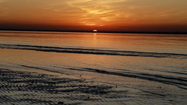 Doha, Katar - 11 Mart 2023: Sealine 'de güzel kum desenli gün batımı gelgit nedeniyle ortaya çıktı.