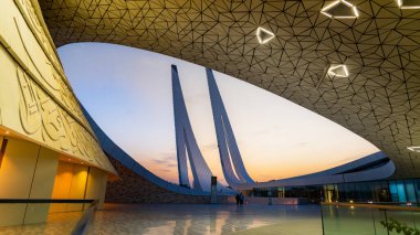 Doha, Katar-Haziran 05.2025: Eğitim Şehri Camii 'nin dış görünüşü, çağdaş İslam mimarisini vurguluyor