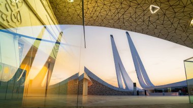 Doha, Katar-Haziran 05.2025: Eğitim Şehri Camii 'nin dış görünüşü, çağdaş İslam mimarisini vurguluyor