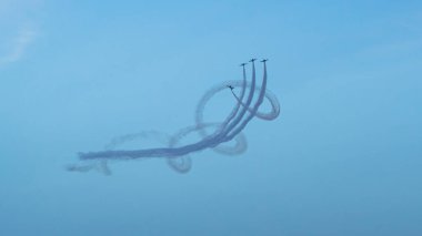 doha, qatar-Haziran 05.2025: Katar 'ın Doha kentinde hava gösterisi. Katar 2025 bayramı boyunca .