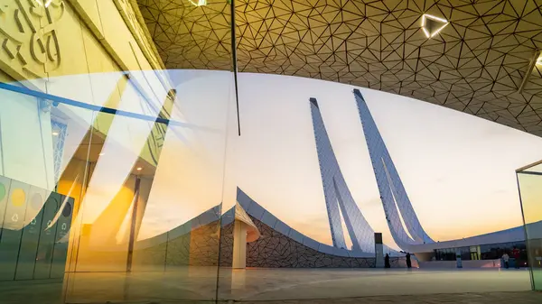 Doha, Katar-Haziran 05.2025: Eğitim Şehri Camii 'nin dış görünüşü, çağdaş İslam mimarisini vurguluyor