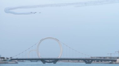 Doha, Katar-Haziran 05.2025: Qetifan Adası 'nı anakaraya bağlayan köprünün manzaralı görüntüsü