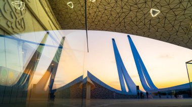 Doha, Katar-Haziran 05.2025: Eğitim Şehri Camii 'nin dış görünüşü, çağdaş İslam mimarisini vurguluyor