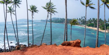 Mirissa, Sri Lanka: Soluk kesici tepe manzarası yemyeşil, yuvarlanan manzaralar ve manzaralı kıyı şeridi.