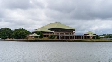 Colombo, Sri Lanka 20 Ocak 2025: Sri Lanka Parlamentosu 'nun görkemli bir görüşü, yasama organını barındıran ve ülkenin siyasi ve demokratik mirasının bir simgesi olarak duran ikonik bir mimari yapı.