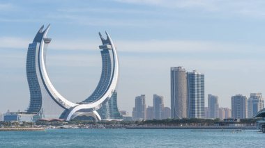 Doha, Katar-18 Ocak 2025: Arka planda kışın harikalar diyarı ve hilal kulesi olan yeni geliştirilmiş lusail şehri..