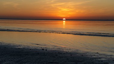 Doha, Katar - 11 Mart 2023: Sealine 'de güzel kum desenli gün batımı gelgit nedeniyle ortaya çıktı.