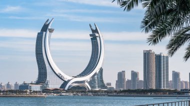 Doha, Katar-18 Ocak 2025: Arka planda kışın harikalar diyarı ve hilal kulesi olan yeni geliştirilmiş lusail şehri..