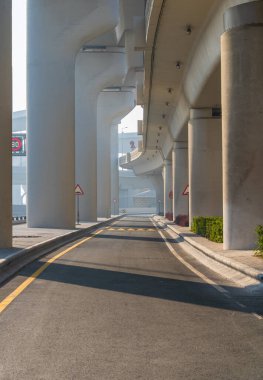 Doha, Katar - 24 Şubat 2025: Sabah El Ahmed Koridorunun modern otoyol manzarası