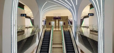 Doha, Katar - Mart 03.2024: Doha şehrindeki metro istasyonlarından birinin içi