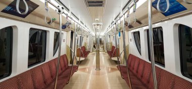 Doha, Katar - Mart 03.2025: Katar metro trenlerinin içi
