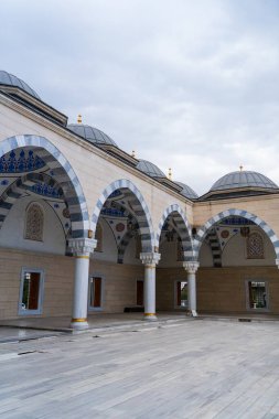 Açıklama: Bişkek, Kırgızistan 4 Ekim 2025: Beyaz kubbeleri, minareleri ve karmaşık İslami mimarisi olan Görkemli Merkez Cami.