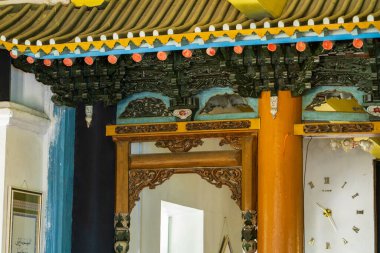 Karakol, Kırgızistan - 4 Ekim 2025: Karmaşık oymalar ve renkli iç ayrıntılara sahip tarihi ahşap cami.